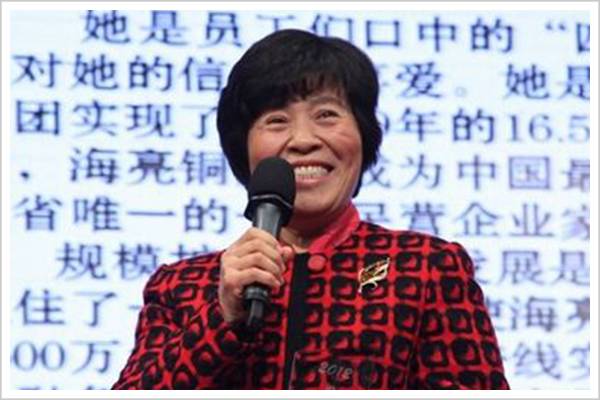 海亮新招来的员工,刚开始都会毕恭毕敬称冯亚丽为冯董,但不久之后,都会跟着老员工一起改叫“四姨娘”(冯亚丽在家中姐妹里,排行第四)。