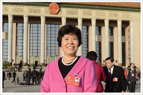从服装厂女工到千亿民企掌门人